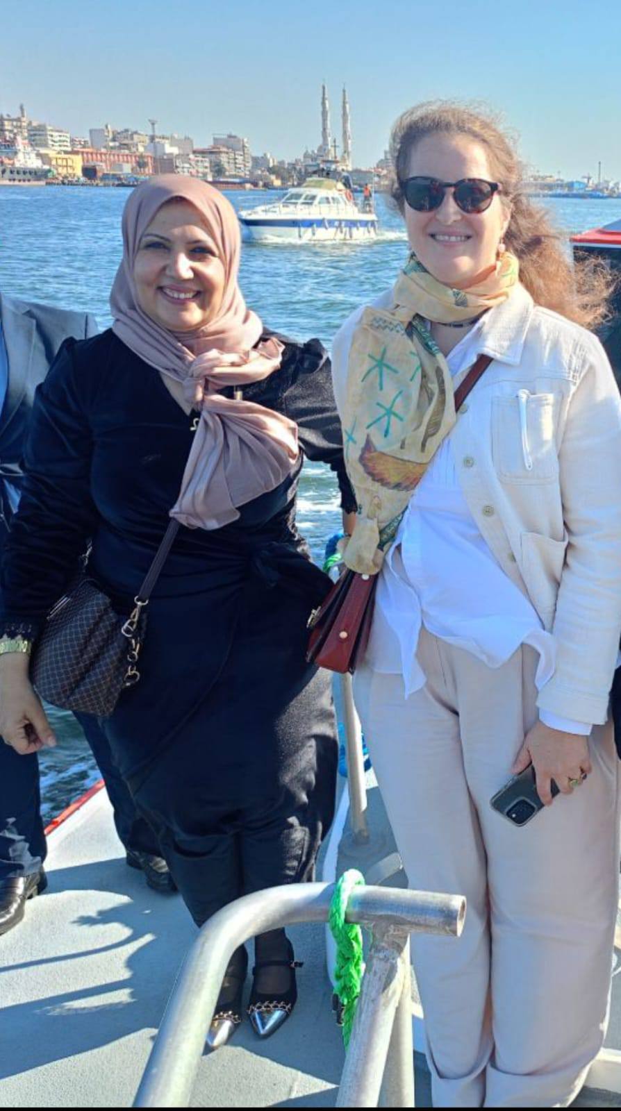 مروة العليدي ترافق ملك مصر السابق وأسرته في بورسعيد الدكتورة مروة العليدي مع الأميرة فوزية لطيفة